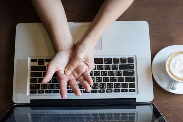 این نشانههای زیر فشار بودن عصب را نادیده نگیرید این نشانههای زیر فشار بودن عصب را نادیده نگیرید