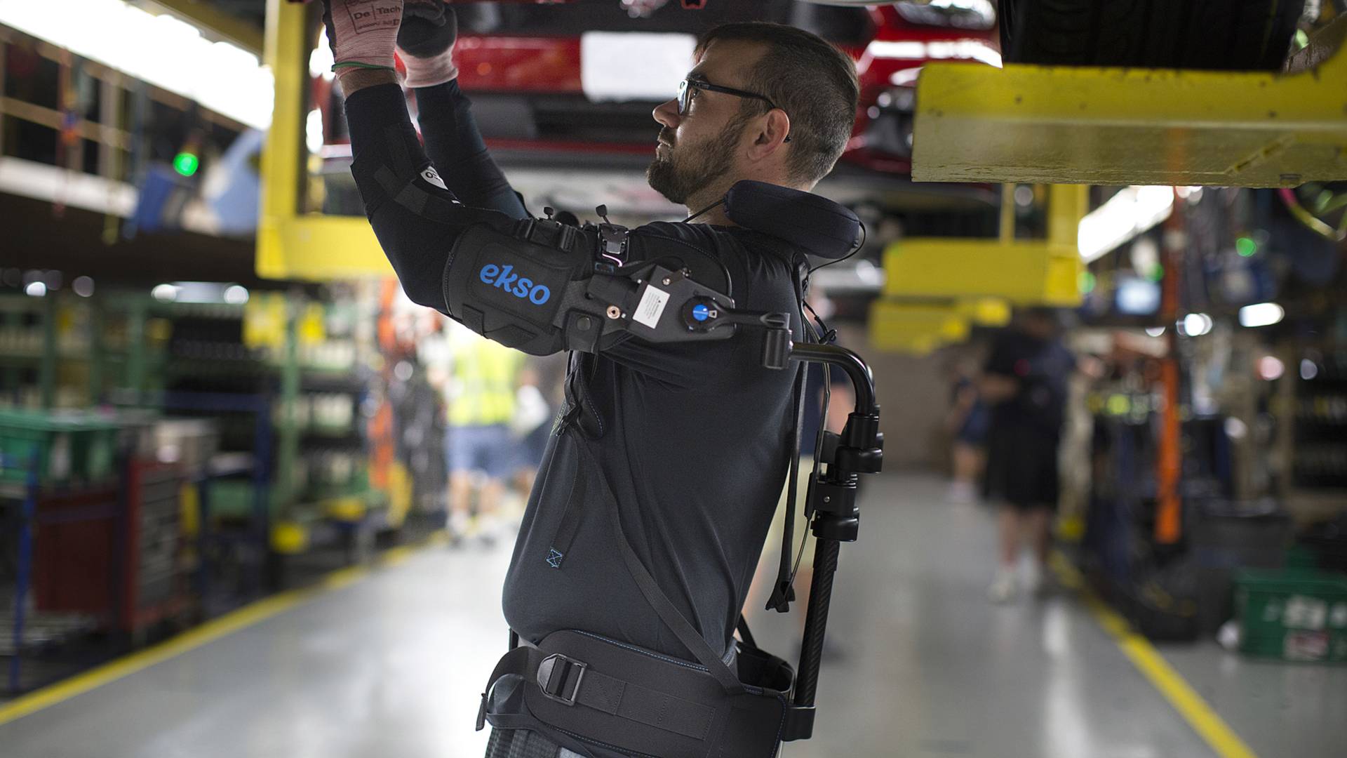 مردان نیمه آهنی در کارخانه فورد مردان نیمه آهنی در کارخانه فورد