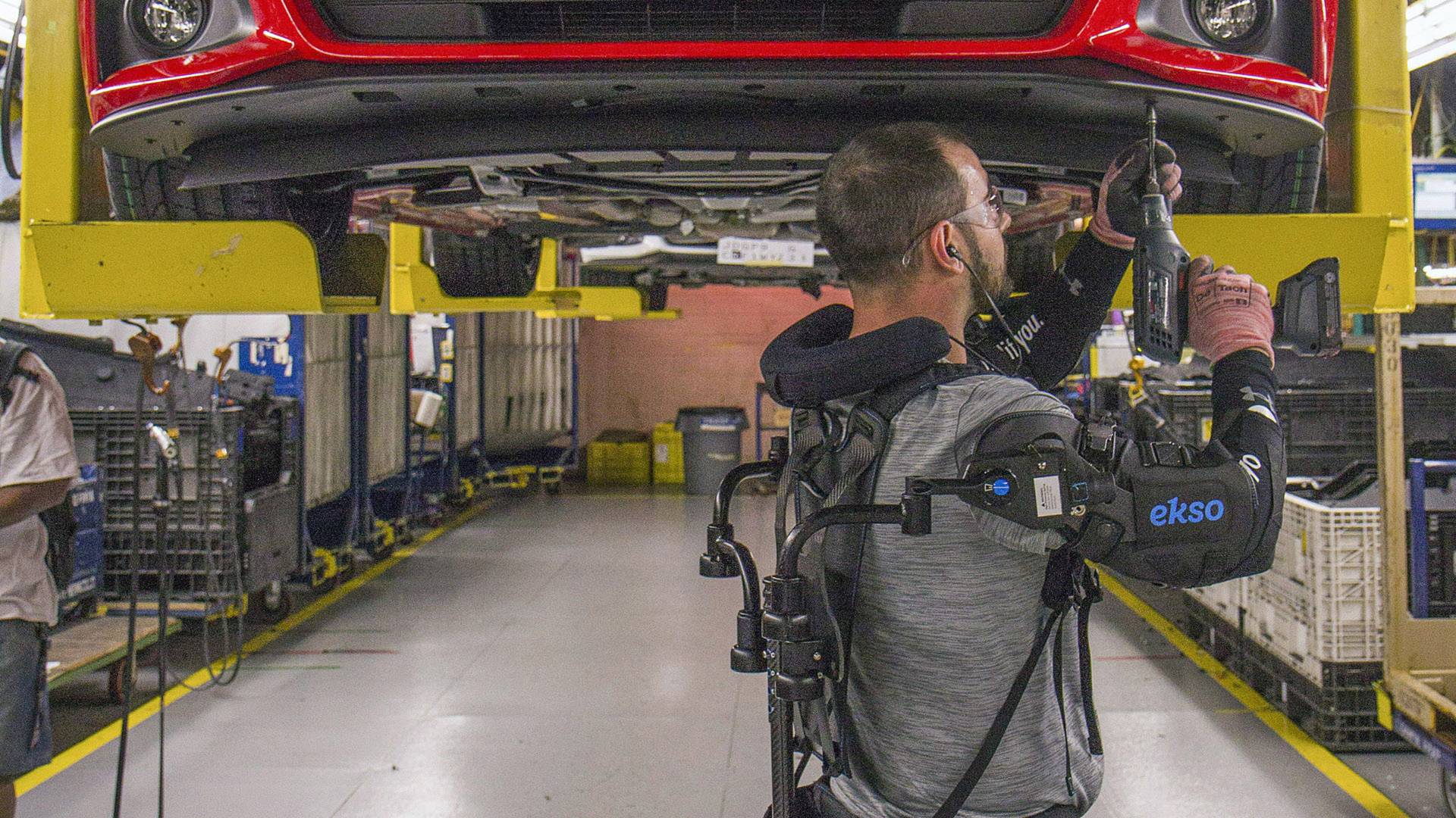 مردان نیمه آهنی در کارخانه فورد مردان نیمه آهنی در کارخانه فورد