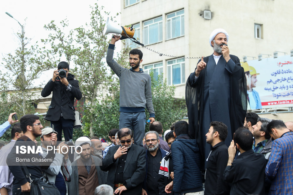 خبرنگار:FATF چیست؟ معترض: نمیدانم! / بازداشتش کنید خبرنگار:FATF چیست؟ معترض: نمیدانم! / بازداشتش کنید