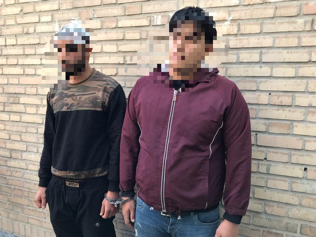 قدرت نمایی و عربده کشی به خاطر پارک غیرمجاز خودرو /  2 نفر دستگیر شدند (+عکس)