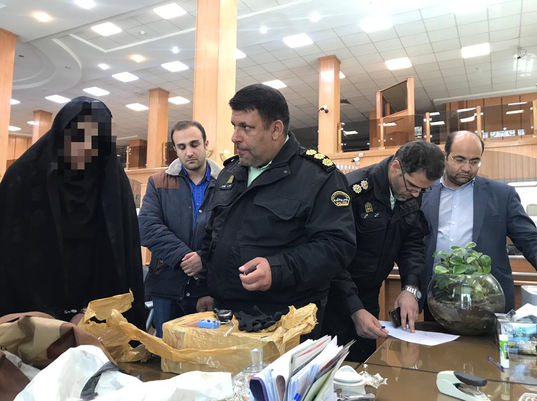 دستگیری عامل تهدید به بمبگذاری در فرمانیه تهران (+عکس) دستگیری عامل تهدید به بمبگذاری در فرمانیه تهران (+عکس)