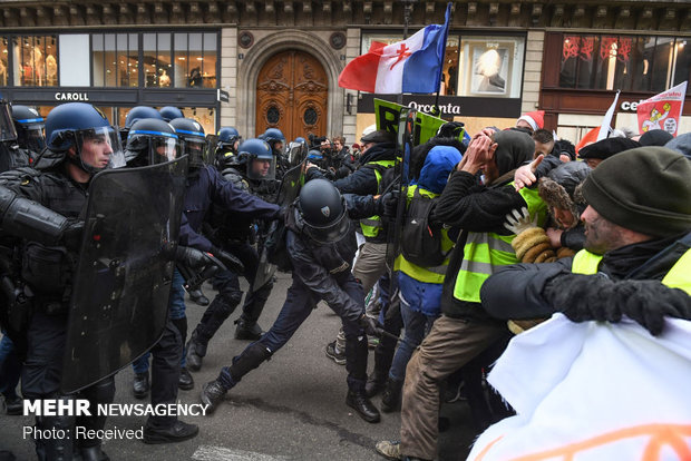 پلیس فرانسه حق شلیک به جلیقه‌زردها را گرفت