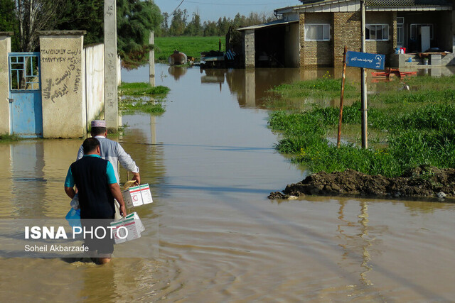 امدادرسانی بی‌وقفه یگان‌های ویژه ناجا به سیل‌زدگان گلستان/ توزیع نان و غذای گرم میان سیل‌زدگان