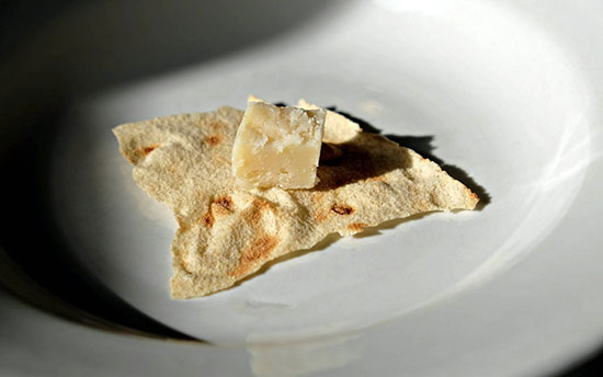 15 غذای عجیب و غریب از سراسر جهان (+عکس) کاسو مارزو (Casu marzu)، ایتالیا