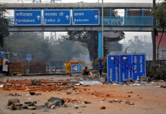 اعتراض صلحآمیز گروهی از معترضان هند/ آنها در خیابان بریانی میخورند و سکوی سخنرانی دارند (+عکس) معترضان هندی خیابانها را بستند