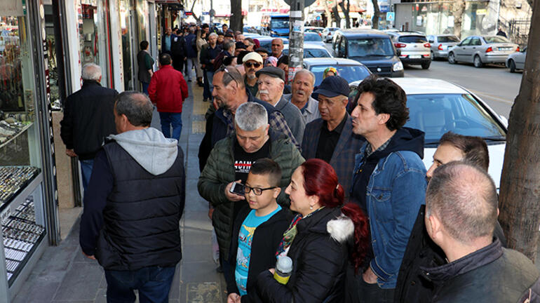 وحشت کرونا در همسایه غربی؛ صف‌های خرید و کمیابی ماسک و مواد ضدعفونی(+عکس)