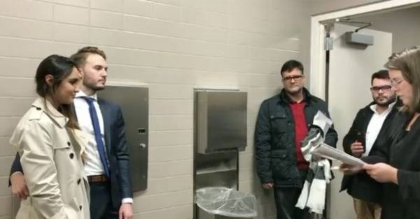 جشن عروسی عجیب داخل توالت زنانه! (+عکس) عروسی داخل توالت زنانه