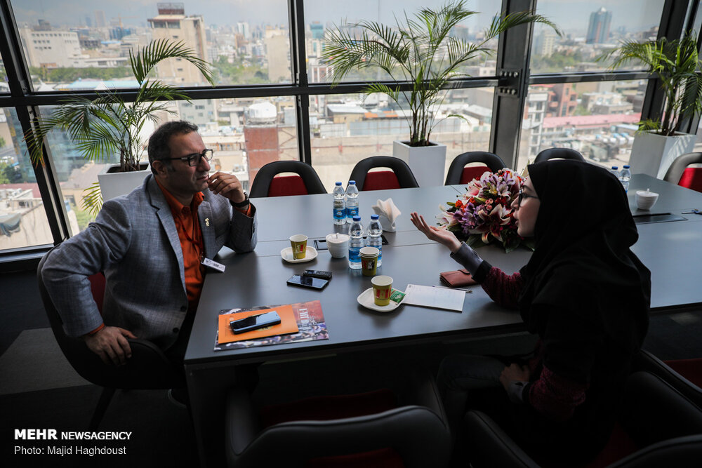 آقا میرکریمی خودتان را گول می‌زنید یا مردم را؟