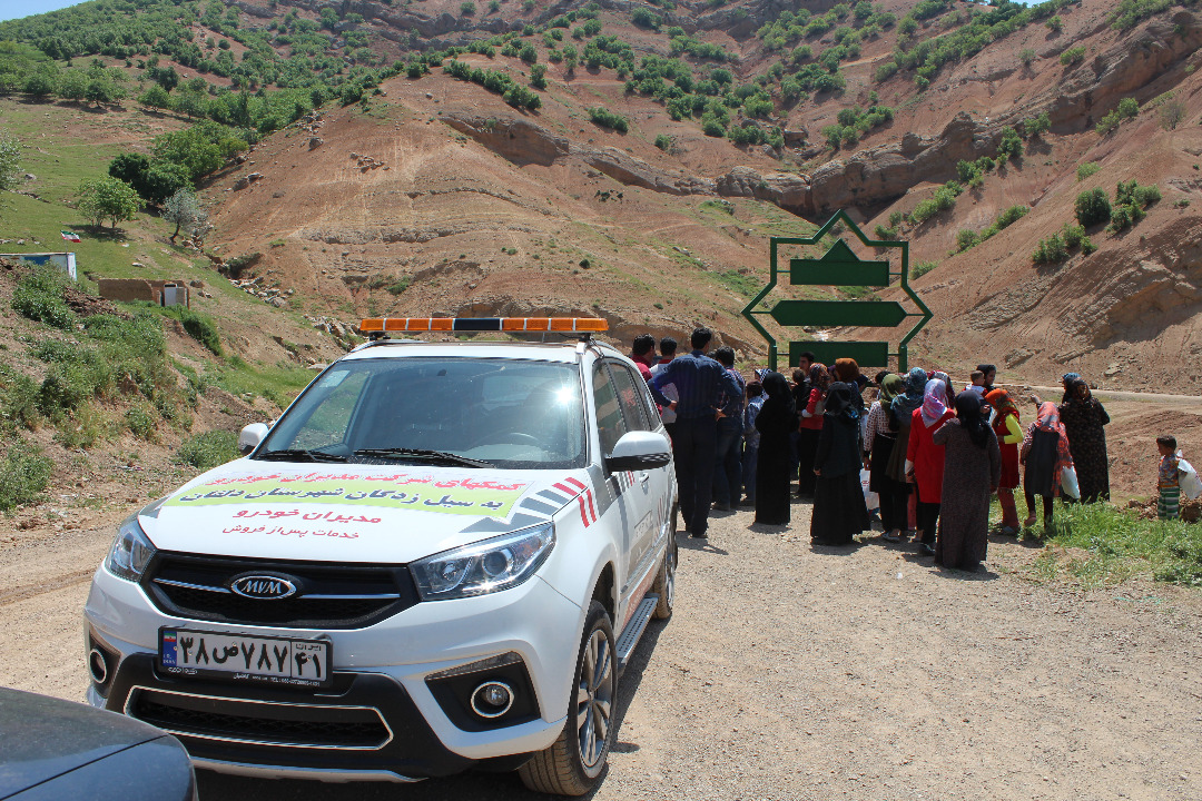 کمک های مردمی شرکت مدیران خودرو به دست مردم سیل زده لرستان رسید (+عکس) کمک های مردمی شرکت مدیران خودرو به دست مردم سیل زده لرستان رسید (+عکس)