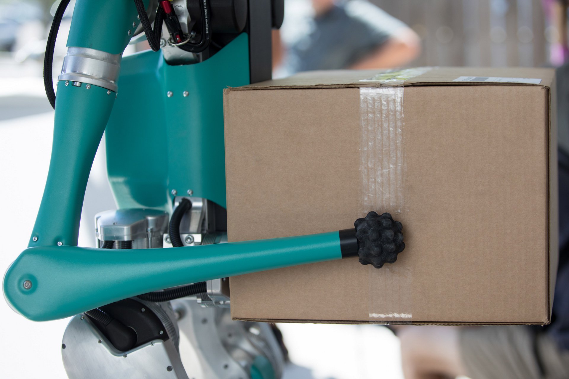 روبات دو پای فورد برای حمل و نقل پستی