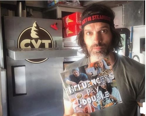 تابلویی علیه سوءاستفاده اینفلوئنسرها (+عکس) تابلویی علیه سوءاستفاده اینفلوئنسرها (+عکس)