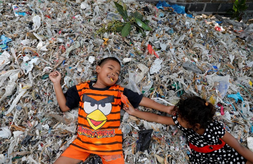 پول در برابر زباله/ روستای اندونزی برای امرار معاش زباله نیاز دارد پول در برابر زباله/ روستای اندونزی برای امرار معاش زباله نیاز دارد