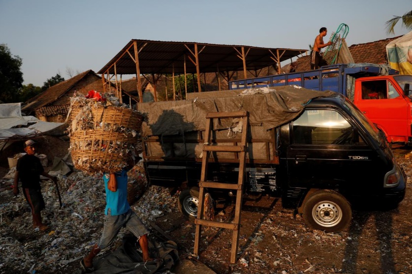 پول در برابر زباله/ روستای اندونزی برای امرار معاش زباله نیاز دارد پول در برابر زباله/ روستای اندونزی برای امرار معاش زباله نیاز دارد