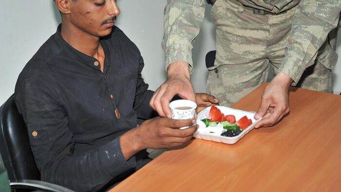 تسلیم 24 شبه نظامی کرد به ارتش ترکیه (+عکس)