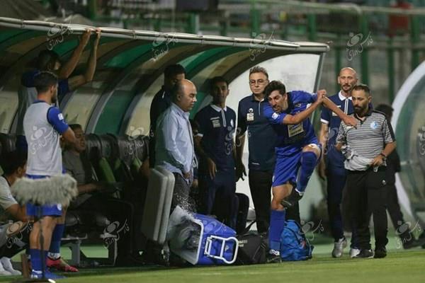 لگد مهاجم استقلال به کلمن و بطری آب بعد از تعویض (+عکس) لگد مهاجم استقلال به کلمن و بطری آب بعد از تعویض (+عکس)