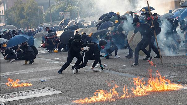هنگ کنگ: درگیری شدید پلیس با معترضان همزمان با جشن ۷۰ سالگی چین کمونیست 