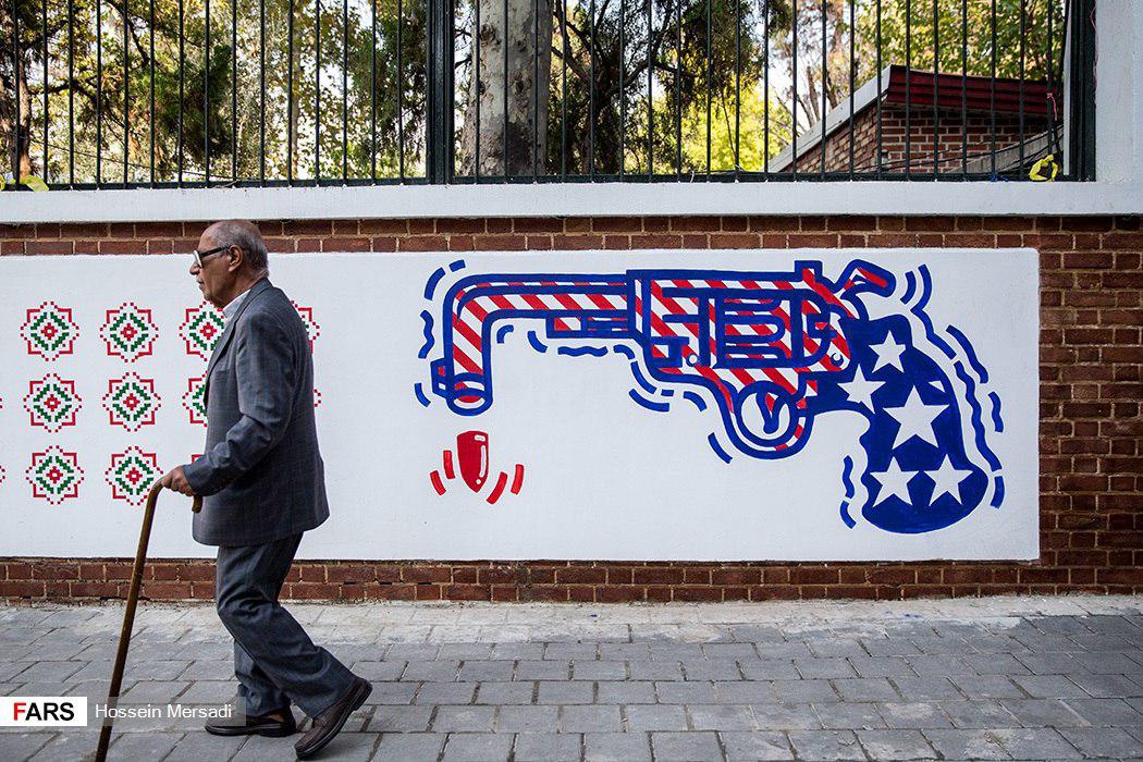 رونمایی از دیوارنگاره‌های سفارت سابق آمریکا (+عکس)