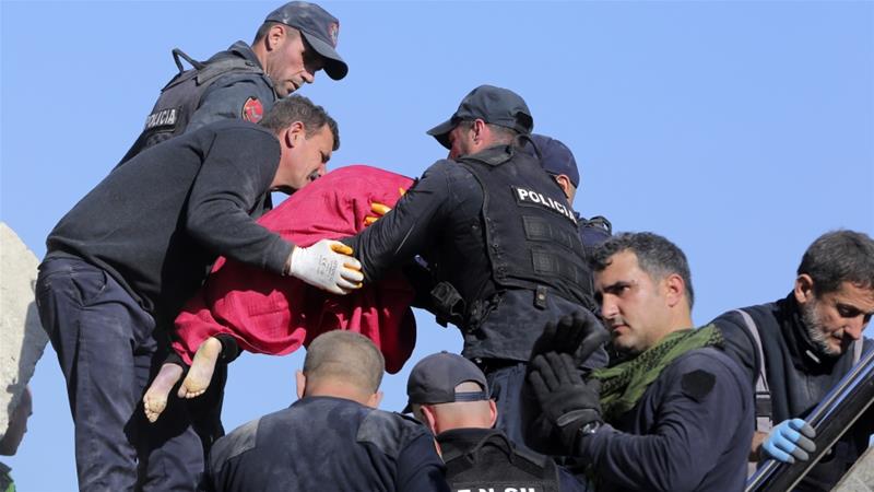 نجات آسیب‌دیدگان زلزله در آلبانی (+عکس)