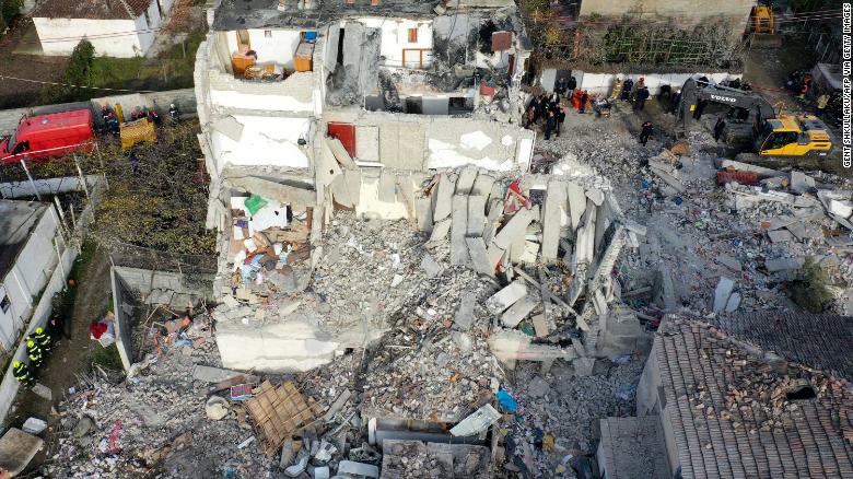 نجات آسیب‌دیدگان زلزله در آلبانی (+عکس)