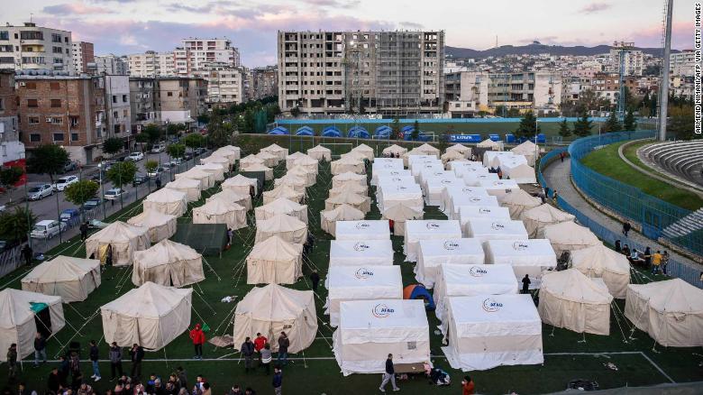 نجات آسیب‌دیدگان زلزله در آلبانی (+عکس)