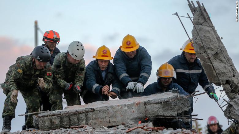 نجات آسیب‌دیدگان زلزله در آلبانی (+عکس)