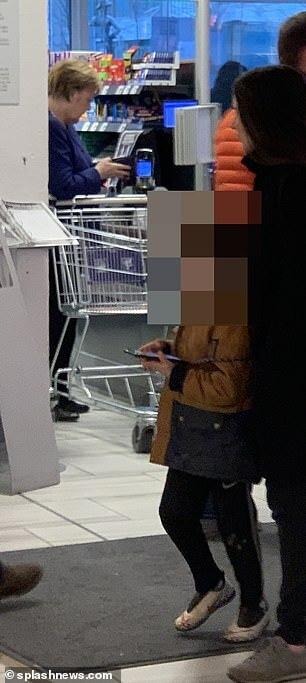 مرکل به خرید رفت (+عکس) مرکل به خرید رفت (+عکس)