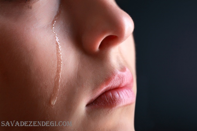 چگونه با غمِ از دست دادن کنار بیاییم؟ (+ 5 مرحله سوگواری و توصیههایی برای اطرافیان و فرد داغدیده) سوگواری