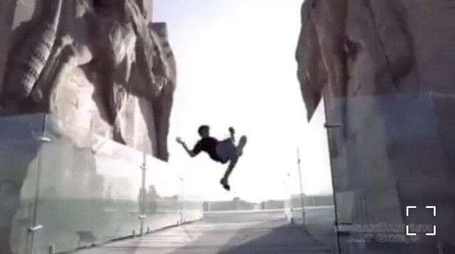 عذرخواهی نوجوان پارکورباز از انجام حرکات نمایشی در تخت‌ جمشید