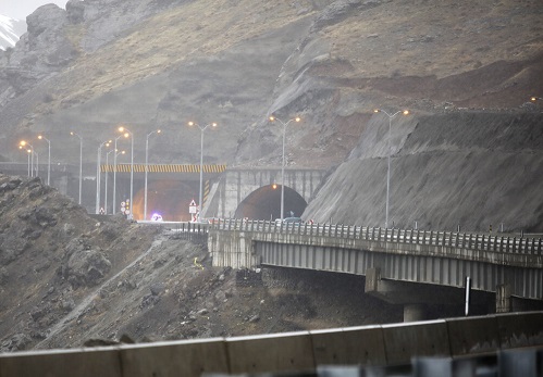 انسداد منطقه ۱ آزادراه تهران-شمال به علت ریزش سنگ