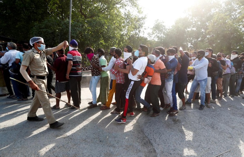 هند؛ مالیات کرونایی بر نوشیدنی‌های الکلی/ مردم برای خرید تجمع نکنند