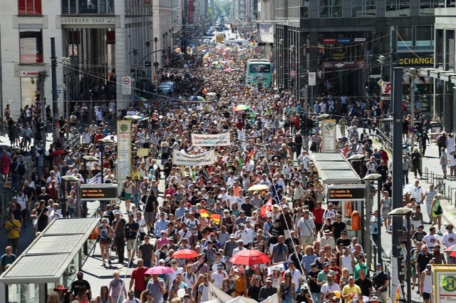 آلمان؛ اعتراض به محدودیتهای کرونایی (+عکس)/ معترضان: مجبوریم پوزهبند بزنیم اعتراض به محدودیت های کرونایی د رآلمان
