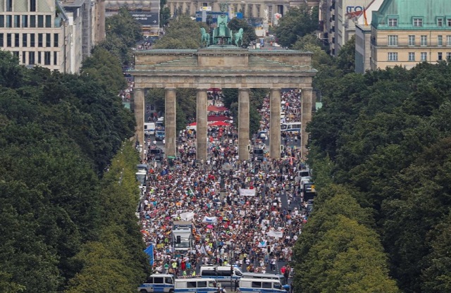 آلمان؛ اعتراض به محدودیتهای کرونایی (+عکس)/ معترضان: مجبوریم پوزهبند بزنیم کرونا آلمان تظاهرات