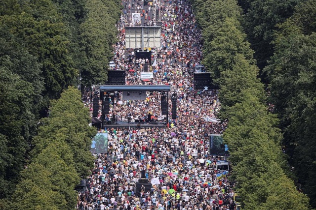 آلمان؛ اعتراض به محدودیتهای کرونایی (+عکس)/ معترضان: مجبوریم پوزهبند بزنیم اعتراض 15 هزار نفری در برلین