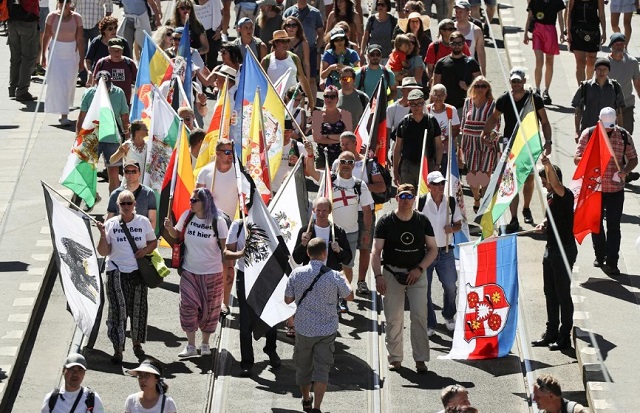 آلمان؛ اعتراض به محدودیتهای کرونایی (+عکس)/ معترضان: مجبوریم پوزهبند بزنیم تظاهرات علیه محدودیت کرونایی