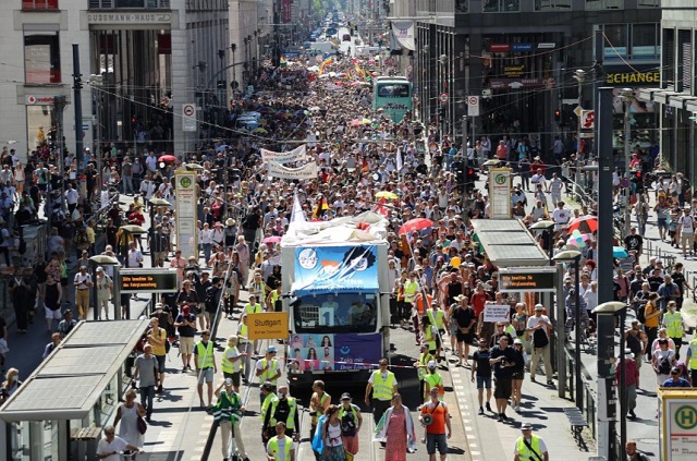 آلمان؛ اعتراض به محدودیتهای کرونایی (+عکس)/ معترضان: مجبوریم پوزهبند بزنیم محدودیت کرونایی در آلمان تظاهرات