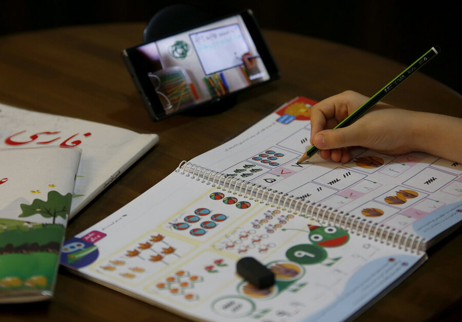 محرومیت از تحصیل 5 میلیون دانشآموز به خاطر نداشتن موبایل شبکه شاد