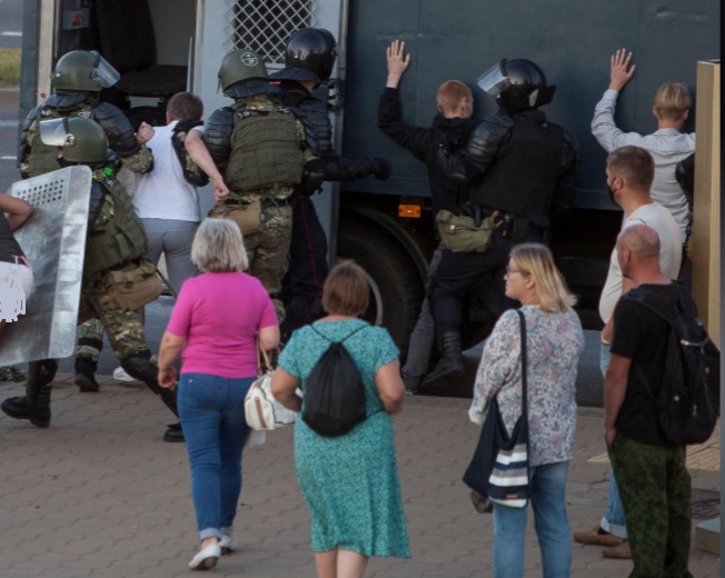 ادامه سرکوب اعتراضات بلاروس/ فرار رهبر معترضان به لیتوانی/ قطع اینترنت قطع اینترنت بلاروس