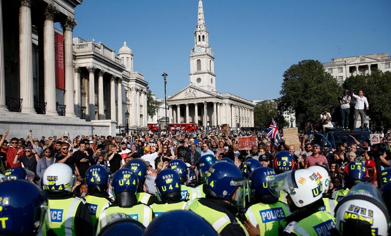 درگیری پلیس با معترضان به قرنطینه در لندن