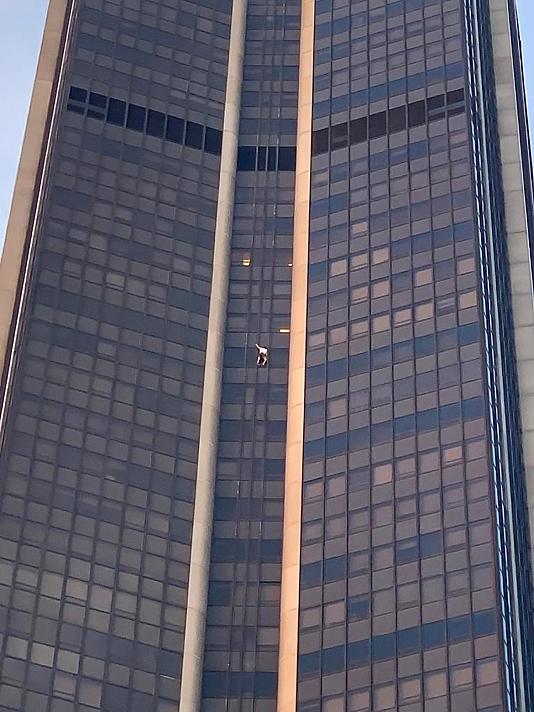 دستگیری مردی که از بلندترین آسمان‌خراش پاریس بالا رفت