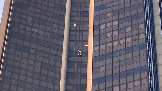 دستگیری مردی که از بلندترین آسمان‌خراش پاریس بالا رفت