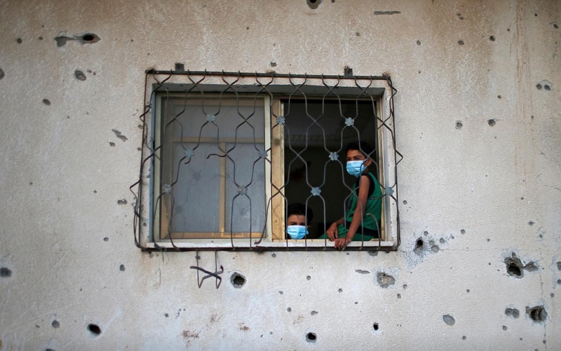 ماسک، راهکار مردم در منطقه شلوغ غزه ماسک زدن مردم غزه