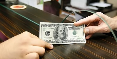 دلار ۳۵۰ تومان گران‌تر شد/ یورو در آستانه ۳۲ هزار تومان