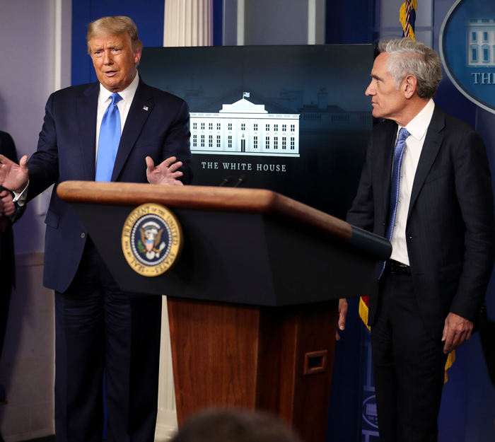 ترامپ: دیدن صحنه پرت کردن خبرنگاران مثل بسته‌های ذرت بوداده واقعا زیباست(+فیلم)