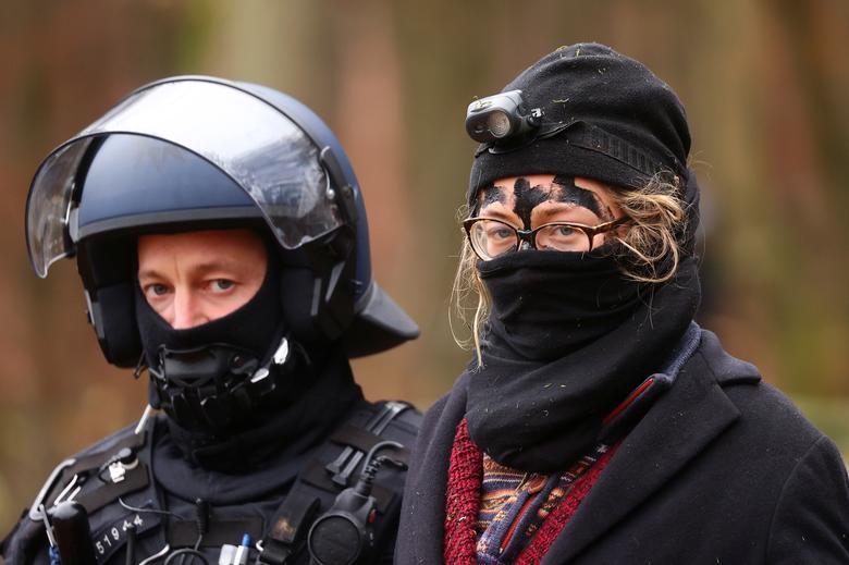 معترضان به ساخت بزرگراه در میان جنگل‌های آلمان (+عکس)