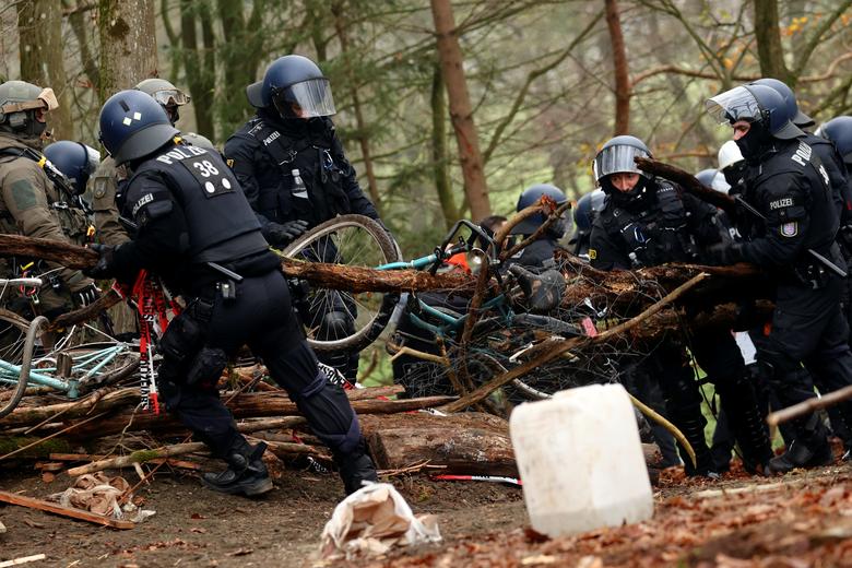 معترضان به ساخت بزرگراه در میان جنگل‌های آلمان (+عکس)