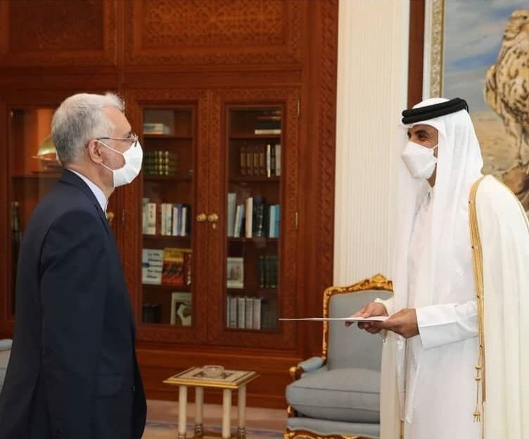 تقدیم استوارنامه سفیر جدید ایران به امیر قطر (+عکس) تقدیم استوارنامه سفیر جدید ایران به امیر قطر (+عکس)