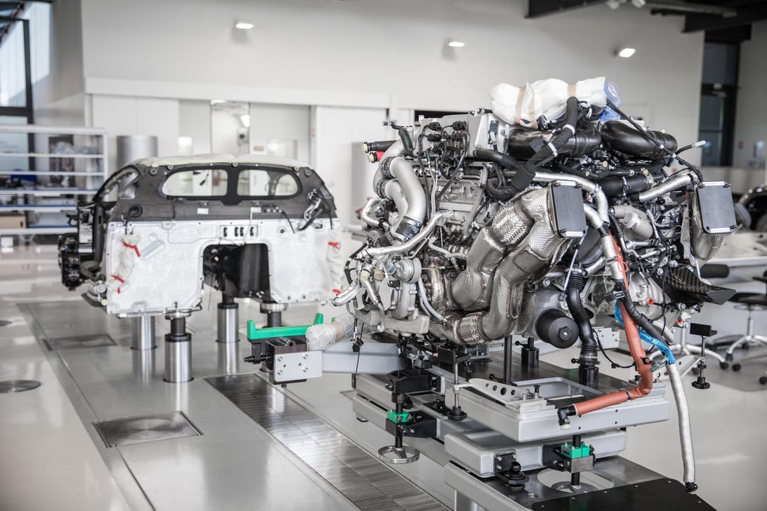 بوگاتی شیرون چگونه تولید می شود؛ ترکیب هنر و مهندسی در یک 