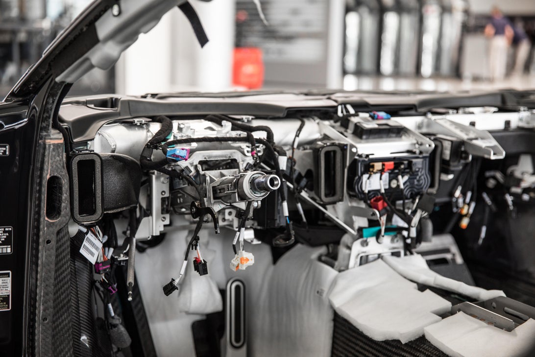 بوگاتی شیرون چگونه تولید می شود؛ ترکیب هنر و مهندسی در یک 