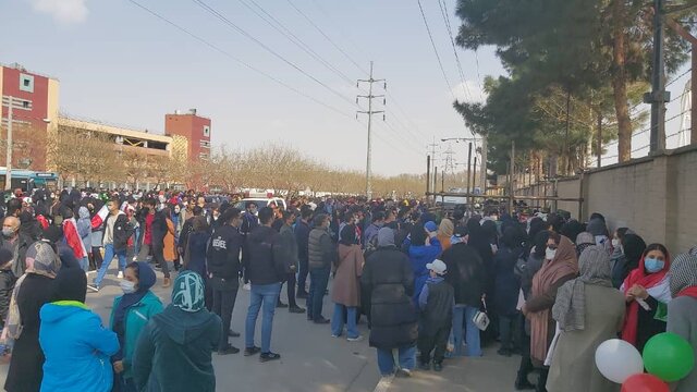 بازی ایران و لبنان/ مسئولان هنوز اجازه ورود زنان به ورزشگاه را نداده‌اند